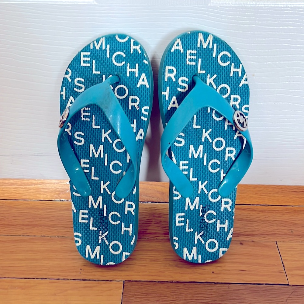 teal blue flip flops size 3. Only worn a few times.